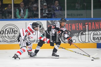 -94- Lukas Laub (Frankfurt L&ouml;wen)gegen -77- Nicklas Mannes (Rote Teufel Bad Nauheim), in der DEL II - Frankfurt L&ouml;wen gegen Rote Teufel EC Bad Nauheim - Foto &copy; A. Chuc