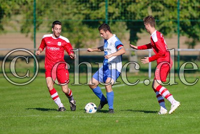-8- Henry SCHMIDT (-C- SV Bruchenbr&uuml;cken) am Ball gegen -16- Patrick EICKHOFF (SV Nieder-W&ouml;llstadt) links und -8- Jannik BRAUN (SV Nieder-W&ouml;llstadt) rechts, in der Kreisoberliga Friedberg, SV Bruchenbr&uuml;cken gegen SV Nieder-W&ouml;llstadt - Foto &copy; A. Chuc