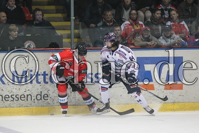 -38- Dusan Frosch (Rote Teufel Bad Nauheim) gegen -64- Braden Pimm (EC Kassel Huskies), in der DEL II - Rote Teufel EC Bad Nauheim gegen EC Kassel Huskies - Foto &copy; A. Chuc