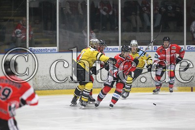 -38- Dusan Frosch (Rote Teufel Bad Nauheim) gegen -14- Martin Heider (EHC Bayreuth Tigers), in der DEL II - Rote Teufel EC Bad Nauheim gegen EHC Bayreuth Tigers - Foto &copy; A. Chuc