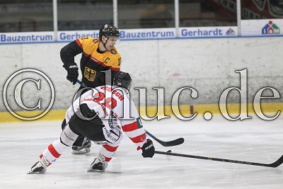 -10- Simon Sch&uuml;tz (-C- DEB U20 Nationalmannschaft) gegen -38- Dusan Frosch (Rote Teufel Bad Nauheim), in der U20 Future Challenge - Rote Teufel EC Bad Nauheim gegen DEB U20 Nationalmannschaft