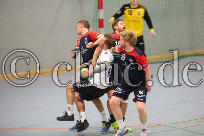 -28- Sandro Kr&uuml;ger (TSV Griedel) gegen -5- Sebastian Dietz (HSG M&ouml;rlen), -17- Johannes M&ouml;bs (HSG M&ouml;rlen) und #mo18, in der Bezirksoberliga, TSV Griedel gegen HSG M&ouml;rlen