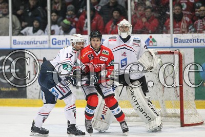 -66- Diego Hofland (Rote Teufel Bad Nauheim) gegen -17- Henry Martens (-A- Heilbronner Falken) vor -39- Stefan Ridderwall (Torwart Heilbronner Falken), in der DEL II - Rote Teufel EC Bad Nauheim gegen Heilbronner Falken - Foto &copy; A. Chuc
