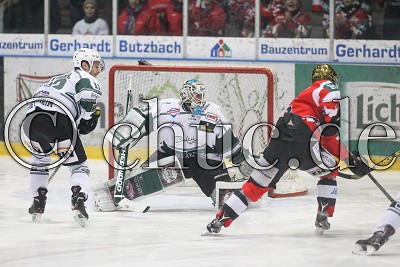 -11- Juuso Rajala (Rote Teufel Bad Nauheim) scheitert an -23- Sinisa Martinovic (Torwart Bietigheim Steelers) und -12- Dominic Auger (Bietigheim Steelers), im Spiel der DEL 2 - Rote Teufel EC Bad Nauheim gegen Bietigheim Steelers
