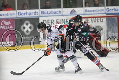 -71- Clarke Breitkreuz (Frankfurt L&ouml;wen) gegen -87- Ales Kranjc (Rote Teufel Bad Nauheim), im Spiel der DEL 2 - Rote Teufel EC Bad Nauheim gegen Frankfurt L&ouml;wen