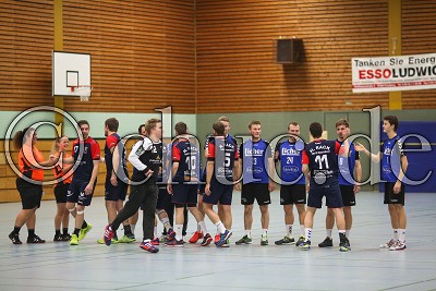 Beide Teams begr&uuml;&szlig;en sich, in der Bezirksoberliga, HSG M&ouml;rlen gegen HSG Gr&uuml;nberg/M&uuml;cke