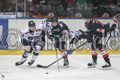 -27- Eric Valentin (Dresdner Eisl&ouml;wen) gegen -6- Daniel Ketter (-A- Rote Teufel Bad Nauheim) und -88- Marcel Pf&auml;nder (Rote Teufel Bad Nauheim), im Spiel der DEL 2 - Rote Teufel EC Bad Nauheim gegen Dresdner Eisl&ouml;wen