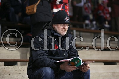 Franz Steer (Starbulls Rosenheim) liest vor Spielbeginn die "ECNews" auf der Trib&uuml;ne, im Spiel der DEL 2 - Rote Teufel EC Bad Nauheim gegen Starbulls Rosenheim