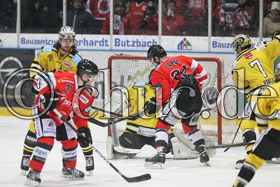 -24- Harry Lange (Rote Teufel Bad Nauheim) scheitert an -39- Johannes Wiedemann (Torwart EHC Bayreuth Tigers), in der DEL II - Rote Teufel EC Bad Nauheim gegen EHC Bayreuth Tigers