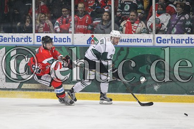 -4- Robert Brown (Bietigheim Steelers) vor -66- Diego Hofland (Rote Teufel Bad Nauheim), im Spiel der DEL 2 - Rote Teufel EC Bad Nauheim gegen Bietigheim Steelers