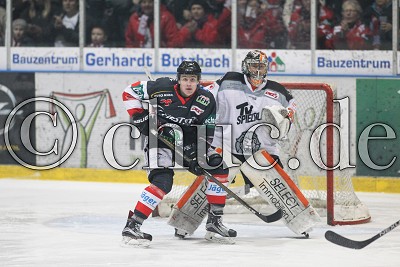 -28- Eugen Alanov (Rote Teufel Bad Nauheim) vor -30- Brett Jaeger (Torwart Frankfurt L&ouml;wen), im Spiel der DEL 2 - Rote Teufel EC Bad Nauheim gegen Frankfurt L&ouml;wen