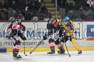 -57- Charlie Sarault (Rote Teufel Bad Nauheim) gegen -86- Dominik Bohac (Lausitzer F&uuml;chse), links -25- Marc Kohl (Rote Teufel Bad Nauheim), im Spiel der DEL 2 - Rote Teufel EC Bad Nauheim gegen Lausitzer F&uuml;chse