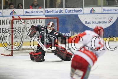 -35- Mikko R&auml;m&ouml; (Torwart Rote Teufel Bad Nauheim) pariert einen Schuss von -7- Jason Pinizzotto (Eispiraten Crimmitschau), in den DEL 2 Playdowns - Spiel 1- Rote Teufel EC Bad Nauheim gegen Eispiraten ETC Crimmitschau