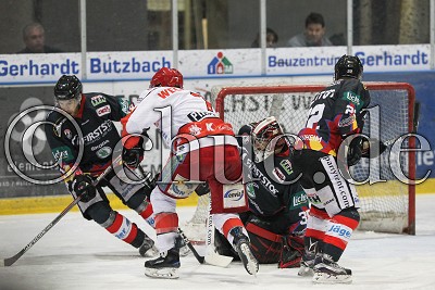 -14- Jonas Gerstung (Rote Teufel Bad Nauheim) und bn22 gegen -7- Jason Pinizzotto (Eispiraten Crimmitschau) vor -35- Mikko R&auml;m&ouml; (Torwart Rote Teufel Bad Nauheim), in den DEL 2 Playdowns - Spiel 3- Rote Teufel EC Bad Nauheim gegen Eispiraten ETC Crimmitschau