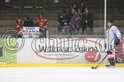"Laschi #26 on the ice NHL-Star in the Heart", rechts daneben -26- Dominik Lascheit (Rote Teufel Bad Nauheim), in den DEL 2 Playdowns - Spiel 5 - Rote Teufel EC Bad Nauheim gegen Eispiraten ETC Crimmitschau