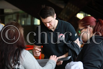 -18- Vitalij Aab (-A- Rote Teufel Bad Nauheim) gibt Autogramme, in der Saisonabschlussfeier der Roten Teufel EC Bad Nauheim