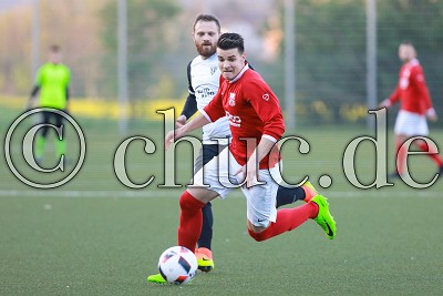 -77- Silvio PENAVA  (T&uuml;rk. SV Bad Nauheim) vor -7- Paul WISCHTAK (FC Olympia Fauerbach), in der Gruppenliga Frankfurt West - T&uuml;rk. SV Bad Nauheim gegen FC Olympia Fauerbach