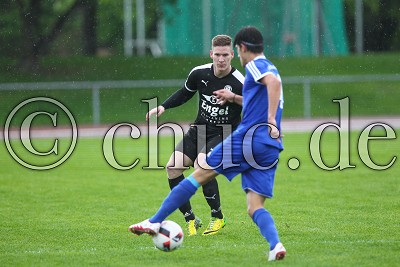 -15- David CLEMENT (VfB Friedberg) gegen -4- Ivan PULJIC (SG Rotweiss Ffm II), in der Gruppenliga Frankfurt West - VfB Friedberg gegen SG Rotweiss Frankfurt II
