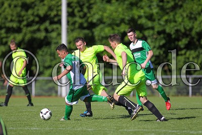 -16- Imran BARKOK (FV Bad Vilbel) gegen -6- Sebastian MAY (SV Staden) und -4- Pierre MAY (SV Staden), im Finale des Krombacher Kreispokals 2016/2017- FV Bad Vilbel gegen SV Teutonia Staden