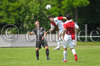 -9- Salih YASAROGLU (VfB Friedberg) links gegen -23- Tarik TOSUNOGLU (T&uuml;rk. SV Bad Nauheim) rechts, in der Gruppenliga Frankfurt West - VfB Friedberg gegen TSV Bad Nauheim
