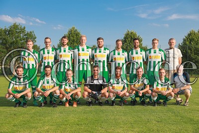 Mannschaftsfoto SV Schwalheim, oben v.l.n.r.: Benjamin Bievel, Maximilian Winkler, Waldemar Lautenschl&auml;ger, Bj&ouml;rn Bosland, Jan Dreilich, Manuel Schneider, Felix Wichmann, Tom Hachenberger, Trainer Wolfgang Weimer;unten v.l.r.: Tim Schneiderwind, Karim Chouba, Arthur Lider, Florian Winkler, Maximilian Freundl, Dominik Weimer, Maximilian Koziolek, Betreuer Didi Schneider; Teamfoto SV Schwalheim