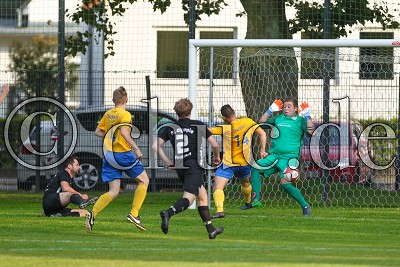 -14- Joshua OHLEMUTZ (Traiser FC) trifft gegen -23- Nicolas MOSLER (Torwart FC Olympia Fauerbach II) aber das Tor wird wegen Abseits nicht gegeben, in der Kreisliga A Friedberg - FC Olympia Fauerbach II gegen Traiser FC