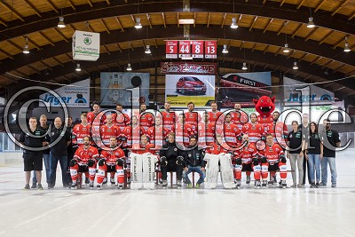 oben v.l.n.r.: -15- Maximilian Brandl, -12- Maurice Keil, -25- Marc Kohl, -93- Dominik Meisinger, -23- Marius Erk, -10- Andreas Pauli, -96- Nico Kolb, Maskottchen Hellvis;Mitte v.l.n.r.: Oli K&ouml;nig (Betreuer), Lars Brauburger (Betreuer), Marco Kettrukat (Teamarzt), Ralf Gartz (Betreuer), -18- Marvin Ratman, -26- James Livingston, -11- Eric Meland, -16- Cody Sylvester, -53- Alex Trivellato, -90- Daniel Stiefenhofer, -94- Noureddine Bettahar, -27- Mike McNamee, -6- Daniel Ketter, Dr. Caroline Pak (Team&auml;rztin), Alex Steinborn (Physio), Marlen Kehr (Physio), Murat Pak (Teamarzt);unten v.l.n.r.: -24- Harry Lange, -38- Dusan Frosch, -31- Felix Bick, Petri Kujala (Trainer), Matthias Ott (Co-Trainer), -50- Ansgar Preuss, -22- Steve Slaton, -91- Radek Krestan; Mannschaftsfoto Rote Teufel EC Bad Nauheim 2017/2018