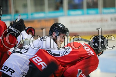 -16- Cody Sylvester im Gespr&auml;ch mit -53- Alex Trivellato, im Trainingsauftakt der Roten Teufel EC Bad Nauheim