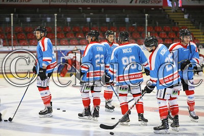 Bad Nauheim pr&auml;sentiert sich in neuen Warmlauftrikots, im Vorbereitungsspiel zur DEL 2 - Rote Teufel EC Bad Nauheim gegen F&uuml;chse Duisburg