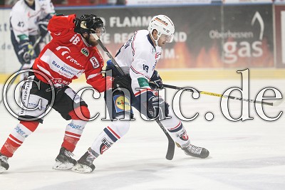 -16- Cody Sylvester (Rote Teufel EC Bad Nauheim) bedr&auml;ngt -19- Brandon Alderson (Heilbronner Falken), DEL 2 - Rote Teufel EC Bad Nauheim gegen Heilbronner Falken, Bad Nauheim, Colonel-Knight-Stadion, 15.09.17
