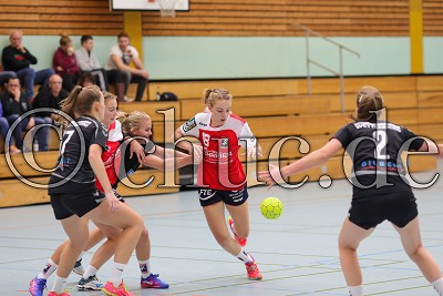 -18- Friederike Wulf (HSG Nieder-M&ouml;rlen) gegen -11- Sina Drommershausen (HSG Wetternberg) und -2- Rica Jansche (HSG Wetternberg), Bezirksoberliga der Frauen - HSG M&ouml;rlen gegen HSG Wettenberg II, Bad Nauheim - OT Nieder-M&ouml;rlen, Sporthalle Nieder-M&ouml;rlen, 16.09.17