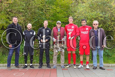Torj&auml;gerehrung September, Andreas Baufeld (FCO Fauerbach) und Jake Hirst (T&uuml;rk. SV Bad Nauheim), Kreisoberliga Friedberg - T&uuml;rk. SV Bad Nauheim gegen FC Oylmpia Fauerbach, Bad Nauheim - OT R&ouml;dgen, Sportplatz R&ouml;dgen, 08.10.17