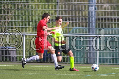 -9- Richard BRIX (T&uuml;rk. SV Bad Nauheim II) am Ball gegen -4- Dominik TEICHMANN (SV Rosbach), Kreisliga B Friedberg - T&uuml;rk. SV Bad Nauheim II gegen SV Rosbach, Bad Nauheim - OT R&ouml;dgen, Sportplatz R&ouml;dgen, 08.10.17