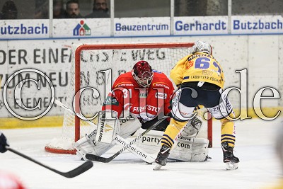 -31- Felix Bick (Torwart Rote Teufel EC Bad Nauheim) hat die Scheibe unter dem Schl&auml;ger vor -62- Viktor Lennartsson (Lausitzer F&uuml;chse), DEL 2 - Rote Teufel EC Bad Nauheim gegen Lausitzer F&uuml;chse, Bad Nauheim, Colonel-Knight-Stadion, 27.10.17