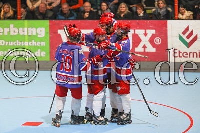 D&uuml;sseldorf bejubelt einen Treffer, ISHD 2. Bundesliga S&uuml;d - IVA Rhein-Main Patriots gegen D&uuml;sseldorf Rams, Niddatal - OT Assenheim, Inlinehockeyhalle Assenheim, 04.11.17