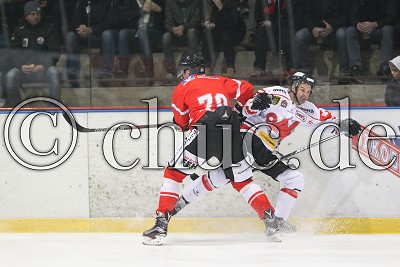 -70- Dennis Reimer (Rote Teufel EC Bad Nauheim) gegen -27- Josef Frank (EC Bad T&ouml;lz), DEL 2 - Rote Teufel EC Bad Nauheim gegen EC Bad T&ouml;lz, Bad Nauheim, Colonel-Knight-Stadion, 05.11.17