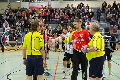 beide Teams begr&uuml;&szlig;en sich, rechts -1- Radu Balazs (Torwart TG Friedberg), Bezirksoberliga - TG Friedberg gegen HSG M&ouml;rlen, Friedberg, Sporthalle Am Seebach, 10.11.17