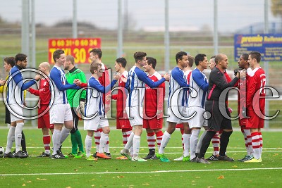 beide Teams begr&uuml;&szlig;en sich, Kreisoberliga Friedberg - SV Nieder-W&ouml;llstadt gegen FC Ober-Rosbach, Nieder-W&ouml;llstadt, Sportplatz Nieder-W&ouml;llstadt, 12.11.17