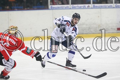 -5- Sebastian Zauner (Dresdner Eisl&ouml;wen) gegen -16- Cody Sylvester (Rote Teufel EC Bad Nauheim), DEL 2 - Rote Teufel EC Bad Nauheim gegen Eisl&ouml;wen Dresden, Bad Nauheim, Colonel-Knight-Stadion, 24.11.17