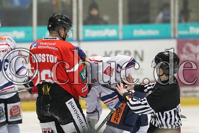 dicke Luft zwischen -26- James Livingston (-A- Rote Teufel EC Bad Nauheim) und -77- Daniel Pfaffengut (Towerstars Ravensburg), DEL 2 - Rote Teufel EC Bad Nauheim gegen Ravensburg Towerstars, Bad Nauheim, Colonel-Knight-Stadion, 28.11.17
