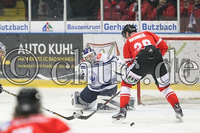 -39- Dennis Reimer (Rote Teufel EC Bad Nauheim) scheitert an -3- Matthias Nemec (Torwart SC Riessersee), DEL 2 - Rote Teufel EC Bad Nauheim gegen SC Riessersee, Bad Nauheim, Colonel-Knight-Stadion, 03.12.17