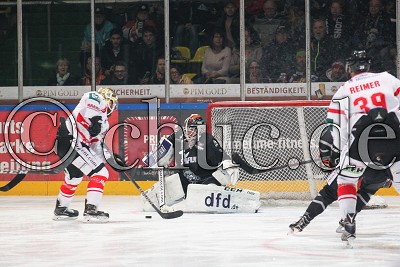-16- Cody Sylvester (Rote Teufel EC Bad Nauheim) trifft gegen -1- Florian Proske (Torwart Frankfurt L&ouml;wen) zum 0:1, DEL 2 - Frankfurt L&ouml;wen gegen Rote Teufel EC Bad Nauheim, Frankfurt am Main, Eissporthalle Frankfurt, 10.12.17
