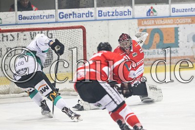 -94- Tyler McNeely (Bietigheim Steelers) erzielt gegen -31- Felix Bick (Torwart Rote Teufel EC Bad Nauheim) das 0:1, DEL 2 - Rote Teufel EC Bad Nauheim gegen Bietigheim Steelers, Bad Nauheim, Colonel-Knight-Stadion, 22.12.17