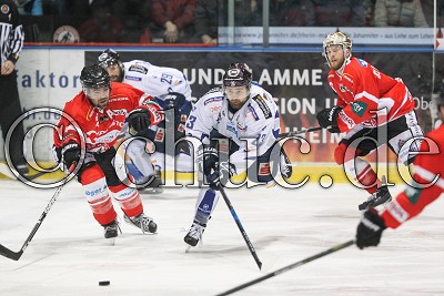 -23- Thomas Merl (EC Kassel Huskies) gegen -22- Steve Slaton (-A- Rote Teufel EC Bad Nauheim) und -16- Cody Sylvester (Rote Teufel EC Bad Nauheim), DEL 2 - Rote Teufel EC Bad Nauheim gegen EC Kassel Huskies, Bad Nauheim, Colonel-Knight-Stadion, 07.01.18