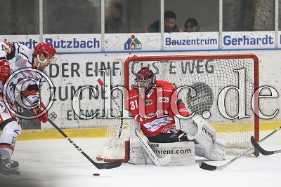 -9- Allen Scott (Eispiraten Crimmitschau) scheitert an -31- Felix Bick (Torwart Rote Teufel EC Bad Nauheim) und -6- Daniel Ketter (-C- Rote Teufel EC Bad Nauheim) scheitert, DEL 2 - Rote Teufel EC Bad Nauheim gegen Eispiraten Crimmitschau, Bad Nauheim, Colonel-Knight-Stadion, 12.01.18