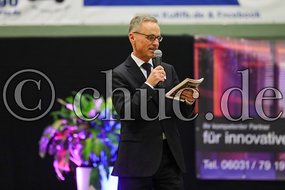 Oliver Dr&auml;ger (Turnierleiter) moderiert den Abend, Tanzen Regionalliga S&uuml;d Latein - Tanzsportturnier in den lateinamerikanischen Formationst&auml;nzen, Friedberg, Sporthalle am Seebach, 20.01.18