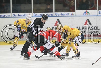 -16- Cody Sylvester (Rote Teufel EC Bad Nauheim) gegen -40- Anders Eriksson (-A- Lausitzer F&uuml;chse) beim Bully, DEL 2 - Rote Teufel EC Bad Nauheim gegen Lausitzer F&uuml;chse, Bad Nauheim, Colonel-Knight-Stadion, 26.01.18