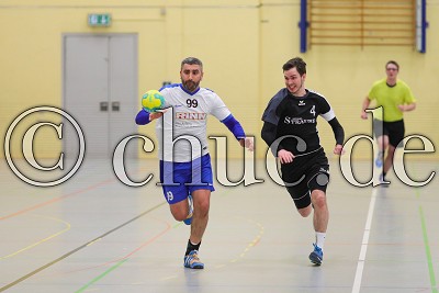 -99- Abbas Kaplan (TSF Heuchelheim) verfolgt von -4- Marcus Neuhalfen (MSG Florstadt/Gettenau), Bezirksoberliga - MSG Florstadt/Gettenau gegen TSF Heuchelheim, Echzell, Kurt-Moosdorf-Halle, 03.02.18