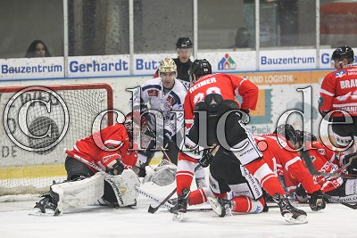 Viel Verkehr vor -31- Felix Bick (Torwart Rote Teufel EC Bad Nauheim), DEL 2 - Rote Teufel EC Bad Nauheim gegen Dresdner Eisl&ouml;wen, Bad Nauheim, Colonel-Knight-Stadion, 09.02.18