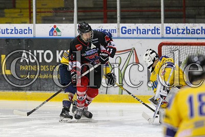 -11- Marcel Rost (-A- Rote Teufel Bad Nauheim) scheitert an -30- Lennard Weser (Torwart ES Weisswasser), DNL 2 - Rote Teufel Bad Nauheim gegen ES Wei&szlig;wasser, Bad Nauheim, Colonel-Knight-Stadion, 10.02.18